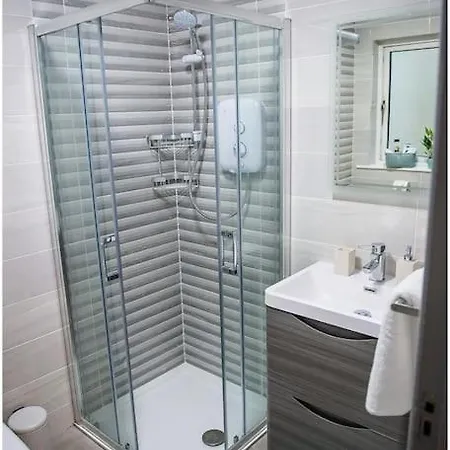 Chapel Place, Town Centre *