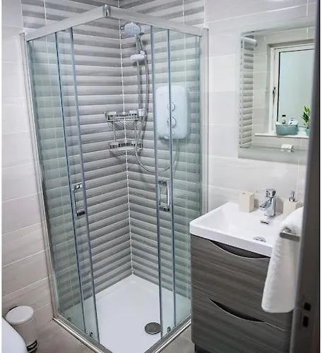 Chapel Place, Town Centre *